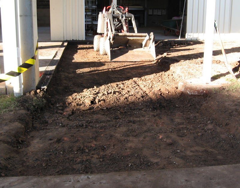 Dingo Mini Digger in action - garden ripout / cleanup