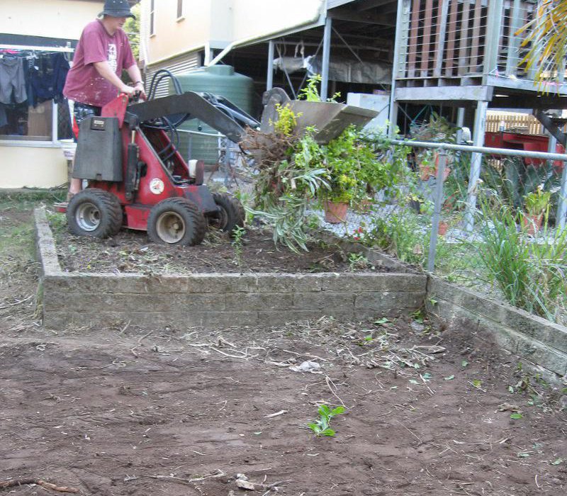 Dingo Mini Digger in action - garden ripout / cleanup